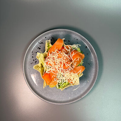 Салат с форелью в корзинке из пармезана в Парнас по цене 540 ₽