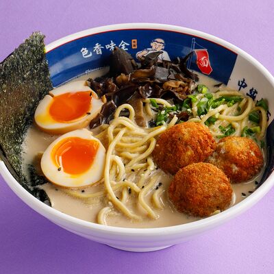 Сливочный рамен с древесными грибами и куриными митболамив Bao Mochi по цене 650 ₽