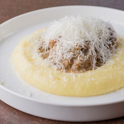 Мясные котлетки, пюре, соус из белых грибов в Траттория для друзей по цене 630 ₽