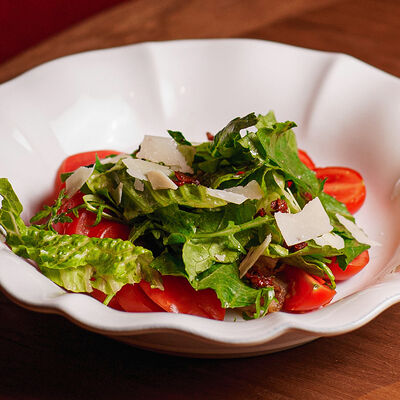 Салат с пряной курицей и соусом Цезарь в Brera по цене 720 ₽