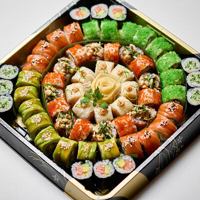 Набор из 8 порций роллов в Under the sea по цене 7550 ₽