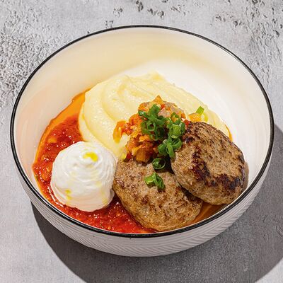 Домашние котлеты с картофельным пюре и муссом мацони в Антрекот по цене 600 ₽
