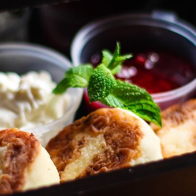 Сырники с ягодным соусом в Капуцин Кирова по цене 360 ₽