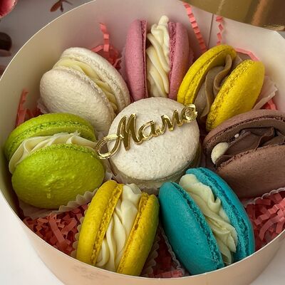 Пирожные макаронс в золотой круглой коробочке 8 шт в Кондитерская КонфеткаПитер по цене 2350 ₽