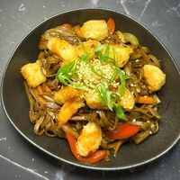 Wok с тигровыми креветками в Sushki