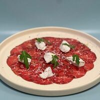 Карпаччо из мраморной говядины с трюфельным соусом в Двор Помидор