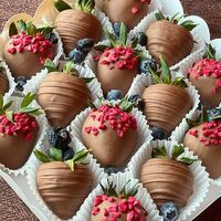 Клубника в шоколаде набор Milky с голубикойв Sweetness