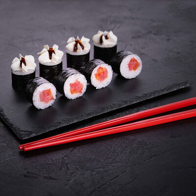 Ролл с томатом и тунцом new в Sushiman по цене 352 ₽