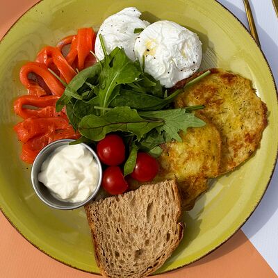 Драники с лососем и яйцом в Wow Tortik по цене 700 ₽