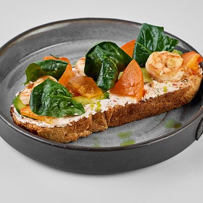 Брускетта с креветками и хурмой в Barista&Povarista по цене 780 ₽