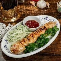 Шашлык из куриного филе с маринованным луком и соусом в Вобла