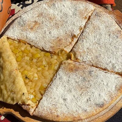 Осетинский пирог с яблоком, корицей и мятойв Кинто по цене 1010 ₽