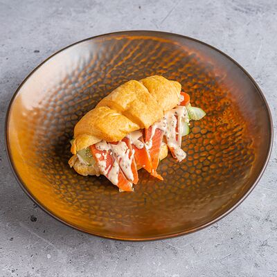 Круассан с семгой в Бар 108 по цене 770 ₽