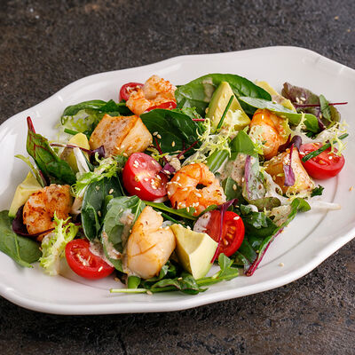 Салат с гребешком, креветками и кунжутным соусом в Ginza по цене 2490 ₽