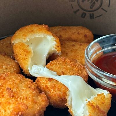 Жареный камамбер в HotDogs по цене 490 ₽