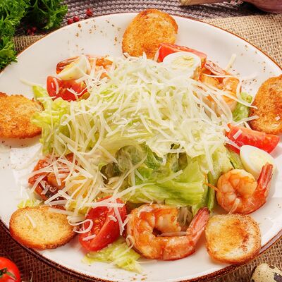 Салат Цезарь с креветками в Приключения Шурика по цене 685 ₽