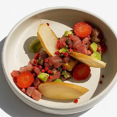 Тартар тунец, клубника, гранатв Chinch по цене 1100 ₽