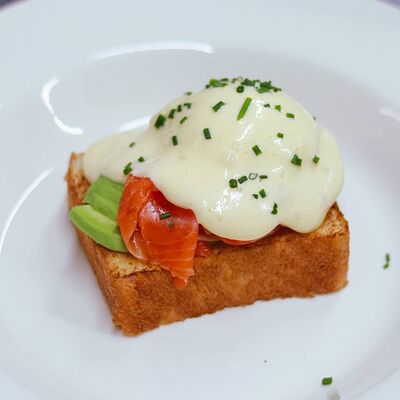 Бенедикт с форелью, авокадо и голландским соусом в Пинки Бандински по цене 28 р.
