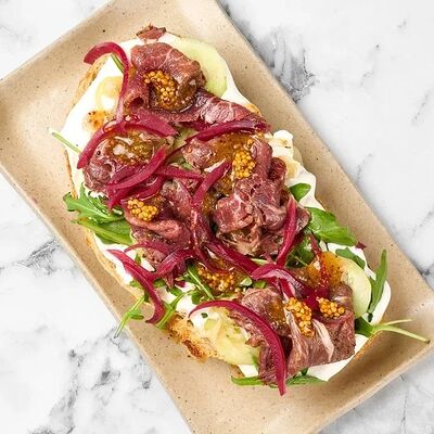 Брускетта с ростбифом и медово-горчичным соусом в Mikemolly по цене 660 ₽