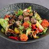 Теплый салат с говядиной и печеными овощами в В угли по цене 690