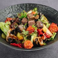 Теплый салат с говядиной и печеными овощами в В угли