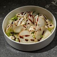 Салат с грушей и сыром рокфор в Morena