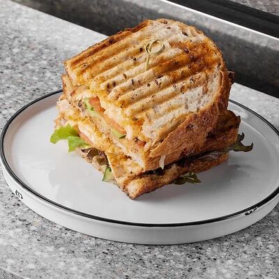 Сэндвич с курицей и грибным соусом в People по цене 490 ₽