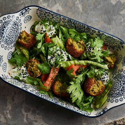 Салат с бейрутским фалафелем и афинским цацики в Полтора тигра по цене 510