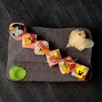 Маме ролл с тунцом и манго в Tate izakaya