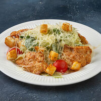 Салат Цезарь с жареной куриной грудной в BERICONI