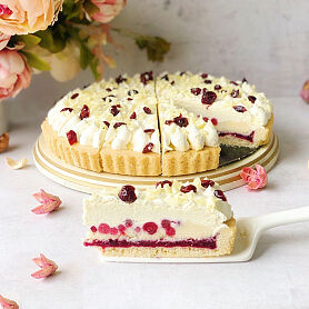 Торт брусничный с белым шоколадом в SushiKent по цене 340 ₽