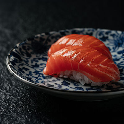 Нигири Выдержанный лосось в Self Edge Japanese по цене 900 ₽