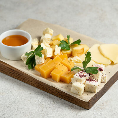 Ассорти европейских сыров в Бурка по цене 850 ₽