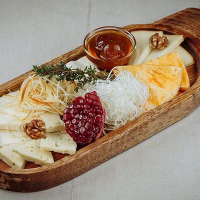 Ассорти кавказских сыров в Ив.Дурдинъ по цене 760