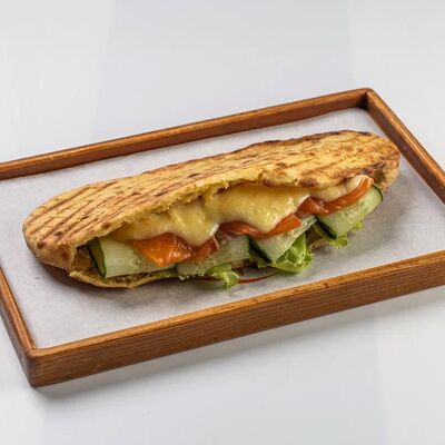 Пита со слабосоленым лососем, творожным сыром и голландским соусом в Миндаль по цене 660 ₽