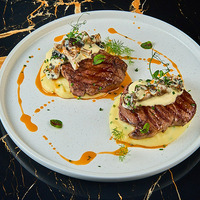 Медальоны из телятины с картофельным кремом и грибным соусом в Level kitchenbar