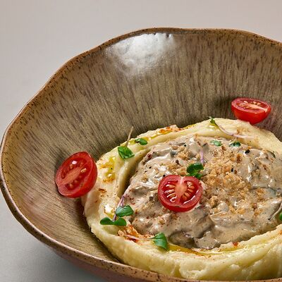 Бефстроганов с картофельным пюре в Avgust13 по цене 1450 ₽