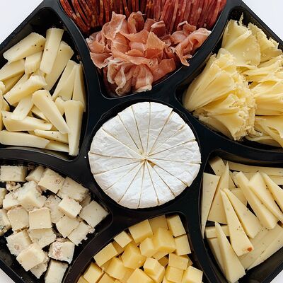 Сырная тарелка Тапас в Скажите сыр! по цене 5340 ₽