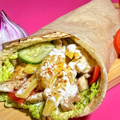 Сувлак с курицей и соусом дзадзикив Вака вака по цене 500 ₽