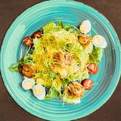 Салат Цезарь с креветками в Бардабар по цене 590 ₽