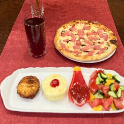 Комбо №1 с пицца с ветчиной в Пепперони по цене 720 ₽