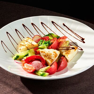 Салат с обжаренным адыгейским сыром в База по цене 990 ₽