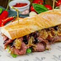 Сэндвич Beef Bazooka в Grizzly Bar