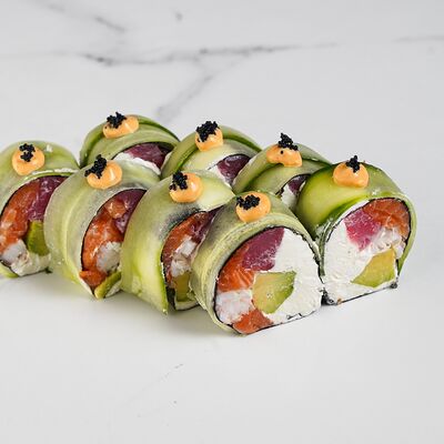 Фреш ролл без риса с чёрной икрой тобико в Ёбисан по цене 1309 ₽