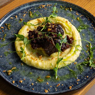 Томленые говяжьи щечки с пюре в Печь по цене 590 ₽