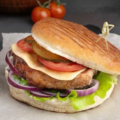 Бургер с куриным филе в Сербскийбургер по цене 550 ₽