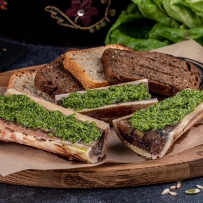 Мозговые косточки с пряной зеленью и ремесленным хлебом в Гусь по цене 754 ₽