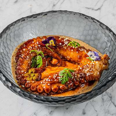 Осьминог, пюре из батата и ореховый соус в Dragon по цене 1950 ₽