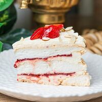 Меренговый с клубникойв Самовар