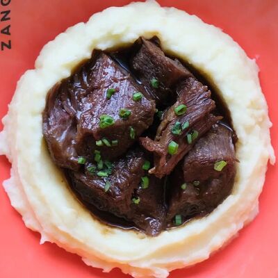 Говяжьи щечки с картофельным пюре в Zanoza по цене 990 ₽